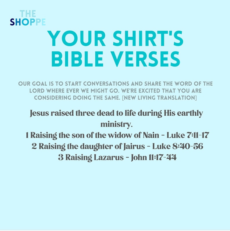 Puede incluir: Un gr&aacute;fico azul y blanco con el texto "YOUR SHIRT'S BIBLE VERSES" y una lista de vers&iacute;culos b&iacute;blicos sobre Jes&uacute;s resucitando a los muertos. El texto "OUR GOAL IS TO START CONVERSATIONS AND SHARE THE WORD OF THE LORD WHERE EVER WE MIGHT GO. WE'RE EXCITED THAT YOU ARE CONSIDERING DOING THE SAME. [NEW LIVING TRANSLATION]" tambi&eacute;n est&aacute; incluido.