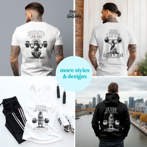 Puede incluir: Cuatro camisetas diferentes con un gr&aacute;fico de Jes&uacute;s levantando pesas con texto que dice "Jesus Lifts" y "Squats Low and Praises High" y "Jesus the Ultimate Deadlifter".