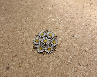 Daisy enamel broock 1960 costume jewelry