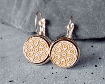 Pendientes Mandala hechos a mano en metal en tono oro rosa | Pendientes boho con estampado étnico | Accesorio de joyería para mujer.