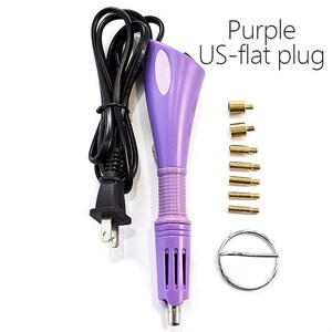 Puede incluir: Una herramienta para quemar madera de color p&uacute;rpura con un enchufe plano estadounidense, un cable de alimentaci&oacute;n negro y varias puntas de lat&oacute;n. La herramienta tiene un mango c&oacute;nico y un soporte met&aacute;lico. El texto en la imagen dice "Purple US-flat plug."
