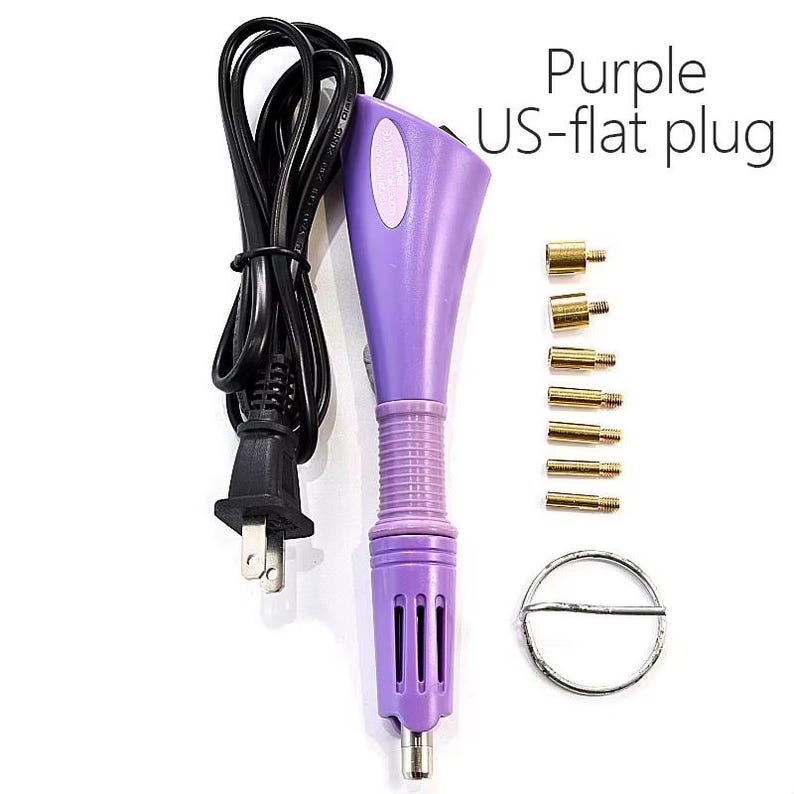 Puede incluir: Una herramienta para quemar madera de color p&uacute;rpura con un enchufe plano estadounidense, un cable de alimentaci&oacute;n negro y varias puntas de lat&oacute;n. La herramienta tiene un mango c&oacute;nico y un soporte met&aacute;lico. El texto en la imagen dice "Purple US-flat plug."