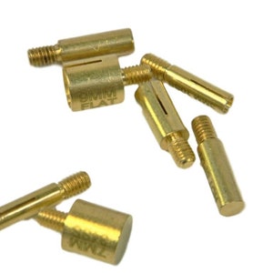 Puede incluir: Un conjunto de componentes de lat&oacute;n para la fabricaci&oacute;n de bol&iacute;grafos, que incluyen insertos roscados y casquillos. Algunas piezas est&aacute;n marcadas con "9MM FLAT" y "7MM ROUND". Los componentes est&aacute;n dise&ntilde;ados para su uso en la elaboraci&oacute;n de bol&iacute;grafos y otros proyectos peque&ntilde;os.