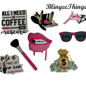 Puede incluir: Un conjunto de siete parches termoadhesivos coloridos con varios diseños, que incluyen una taza de café, lápiz labial, gafas de sol, una bolsa de dinero y una brocha de maquillaje. Los parches presentan texto como "Todo lo que necesito es café y máscara", "Jefa", "Jefa" y "una sonrisa es el mejor maquillaje que una chica puede llevar".