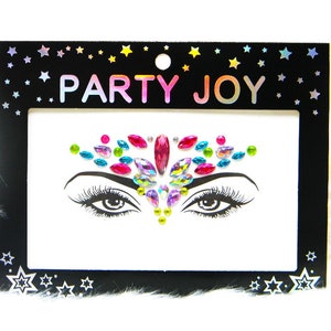 Puede incluir: Una hoja de joyas para la cara de colores con un fondo negro y el texto "PARTY JOY" en una fuente arcoíris. Las joyas tienen forma de estrellas, corazones y diamantes.