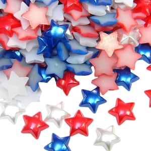 Puede incluir: Un conjunto de adornos en forma de estrella en rojo, blanco y azul. Las estrellas tienen un acabado brillante y están dispersas sobre un fondo blanco. Estas estrellas decorativas son adecuadas para manualidades y proyectos patrióticos.