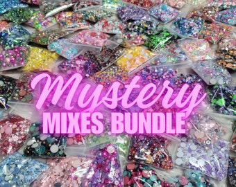 Puede incluir: Una variedad de adornos coloridos, brillantes e iridiscentes en pequeñas bolsas de plástico. Las bolsas están dispuestas en una gran pila y etiquetadas como "Mystery Mixes Bundle".