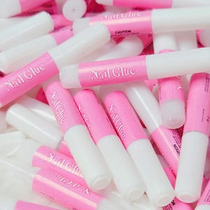 1 Mini Tube Nail Glue Long Lasting NO UV Lamp Needed Dries Fast Lasts Up to 2 weeks or Longer Works for Acrylic & Press On Nails 2 Grams