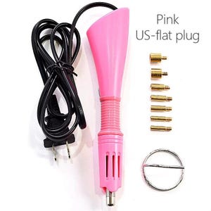 Puede incluir: Una herramienta de artesan&iacute;a rosa con enchufe plano estadounidense, con punta en forma de cono y mango acanalado. Incluye varios accesorios dorados y un anillo de metal plateado. La herramienta tiene un cable de alimentaci&oacute;n negro.