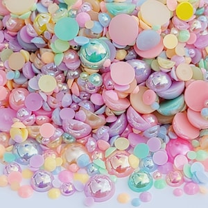 以下が含まれることがあります： パステルカラーの虹色と不透明な丸型と平らなビーズの大きな詰め合わせ。ビーズは、小、中、大など、さまざまなサイズと形があります。