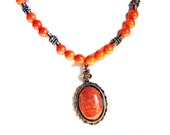 Ronde bamboe koraal kleur kralen ketting, bijpassende kleur hanger ketting, handgemaakte kegel koperen spacer kraal, handgemaakte kleurrijke ketting cadeau