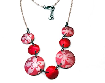 Lichtgewicht ketting met rode metalen bloem in reliëf, boho-schijfhanger