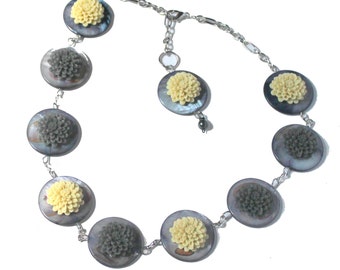Graue Perlmutt Halskette, Everfrische Grau und Elfenbein Chrysantheme Blume Perlen, Grau MOP runde Scheibe Silber Ton Gliederkette