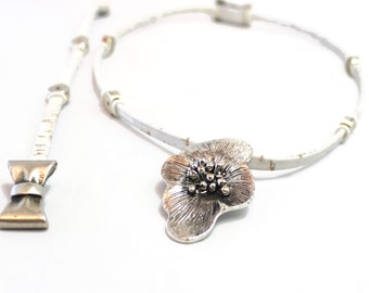 Umweltfreundliche Halsketten-Set, Weißer portugiesischer Kork, Zinn-Blumen-Anhänger, passendes Armband, nachhaltiger Schmuck-Rohmaterial, Geschenke-Set