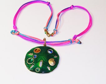 Lebendige farbige Nylonschnur Makramee Anhänger Halskette, Großer Grüner Emaille Anhänger, Rosa & Blau Boho Stil, Einstellbare Länge, Avantgarde Geschenk