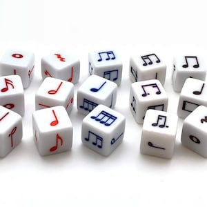 Puede incluir: Un conjunto de 15 dados blancos con símbolos de notas musicales. Los dados tienen notas musicales rojas, azules y moradas. Los dados son perfectos para jugar juegos con temática musical.