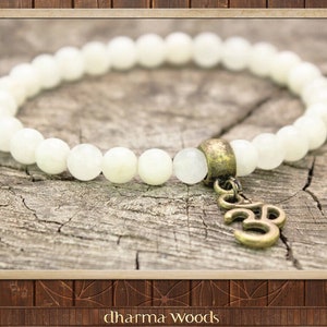 Moonstone Mala Bracelet, Women Positivity Bead Yoga Armband, Moon Stone White Bead Bracelet, Women Inner Peace Beads, Om Charm Aum Pendant Bild 1