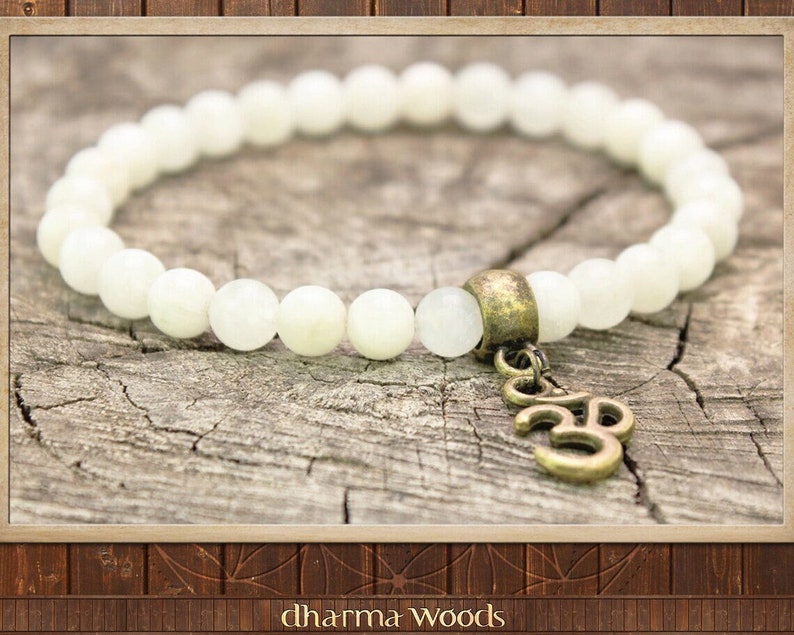 Moonstone Mala Bracelet, Women Positivity Bead Yoga Armband, Moon Stone White Bead Bracelet, Women Inner Peace Beads, Om Charm Aum Pendant Bild 1