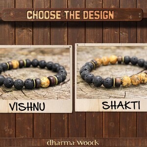 以下が含まれることがあります： CHOOSE THE DESIGNとラベル付けされた長方形のフレームに表示された2つのビーズブレスレット。左側のVISHNUは、黒い溶岩ビーズ、茶色の木製スペーサー、1つの斑点のあるベージュのビーズで構成されています。右側のSHAKTIは、黒い溶岩ビーズ、茶色の木製スペーサー、3つの斑点のあるベージュのビーズで構成されています。