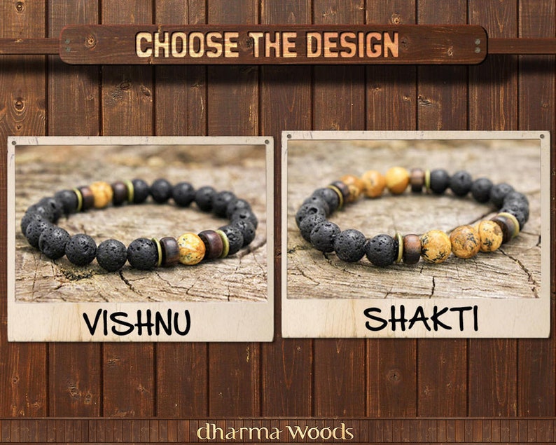 以下が含まれることがあります： CHOOSE THE DESIGNとラベル付けされた長方形のフレームに表示された2つのビーズブレスレット。左側のVISHNUは、黒い溶岩ビーズ、茶色の木製スペーサー、1つの斑点のあるベージュのビーズで構成されています。右側のSHAKTIは、黒い溶岩ビーズ、茶色の木製スペーサー、3つの斑点のあるベージュのビーズで構成されています。