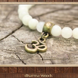 Moonstone Mala Bracelet, Women Positivity Bead Yoga Armband, Moon Stone White Bead Bracelet, Women Inner Peace Beads, Om Charm Aum Pendant Bild 2