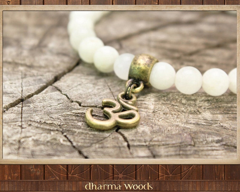 Moonstone Mala Bracelet, Women Positivity Bead Yoga Armband, Moon Stone White Bead Bracelet, Women Inner Peace Beads, Om Charm Aum Pendant Bild 2