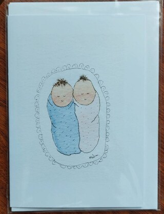 White Cotton Cards N226-G – Biglietto Fai Da Te Per Gemelli, Con Stivaletti Rosa E Blu, 16x16 Cm, Fatto A Mano