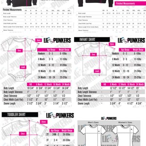 Pu&ograve; includere: Tabella delle taglie per diversi capi di abbigliamento, tra cui felpe con cappuccio, felpe, t-shirt e body. La tabella include le misure di petto, lunghezza e lunghezza della manica, nonch&eacute; le fasce di et&agrave; e peso per le taglie neonato e bambino. La tabella &egrave; etichettata "Lil' Punkers" e presenta un logo di teschio e ossa incrociate.