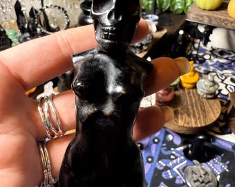 Talla de Diosa Calavera: Torso Femenino de Obsidiana Negra / Energía Femenina Oscura, Decoración de Cristales de Brujería, Estatua de Altar Gótica