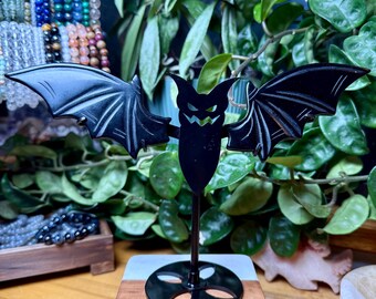 Murciélago de obsidiana negra con soporte n.° 2: tallado de murciélago de cristal, decoración gótica para el hogar, exhibición de cristales de Halloween, estatua de altar de brujas