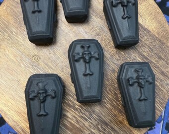 Ataúd de obsidiana negra mate con detalle de calavera y cruz / Talla de cristal gótico / Piedra protectora / Decoración de brujería / Regalo de Halloween