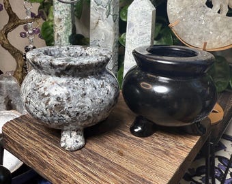Talla de caldero de cristal grande / Decoración de brujería para el hogar / Cristal de Halloween / Obsidiana negra o yooperlita / Cuenco de altar de cristal
