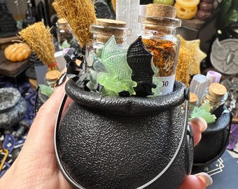 Set de regalo de caldero de bruja: kit de cristal y hierbas con selenita, escoba y mini murciélagos. Decoración de brujas, regalo de Halloween.