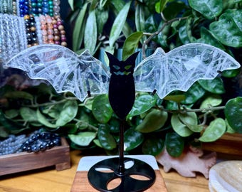Murciélago de cristal con soporte: tallado de murciélago de cuarzo transparente con base de metal / Decoración de cristal de Halloween, estilo gótico brujillaco para el hogar