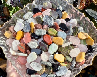 Mini cabujones de cristal para ataúdes / Ataúdes de piedras preciosas mixtas / Pequeños tallados de cristal / Artículos de brujería / Joyería gótica / Decoración de Halloween