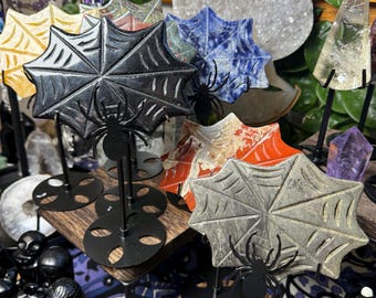 Talla de cristal de telaraña sobre soporte / Decoración gótica de cristal / Cristal de Halloween / Decoración de hogar de brujas / Obsidiana negra, sodalita, jaspe