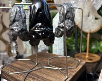 Murciélago colgante tallado en cristal sobre soporte de plata / Yooperlita, obsidiana negra, larvikita / Decoración gótica para el hogar / Regalo único de cristal
