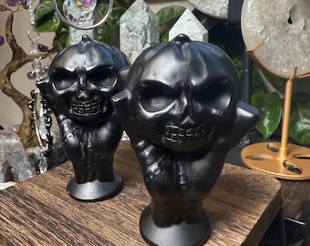 Mano de obsidiana negra con cabeza de calabaza / Decoración de cristal de Halloween / Talla gótica / Decoración de brujería / Regalo de cristal único