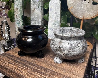 Talla de caldero de cristal mediano / Decoración de brujería / Cristal de Halloween / Obsidiana negra o yooperlita / Cuenco de altar de cristal
