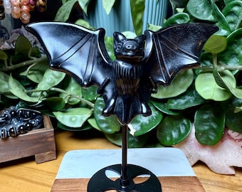 Murciélago de obsidiana negra tallado a mano sobre soporte negro / Murciélago de cristal tallado / Decoración gótica para el hogar / Cristal protector / Regalo de Halloween