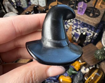Talla de sombrero de bruja de obsidiana negra / Sombrero de bruja de cristal / Decoración gótica para el hogar / Cristal de Halloween / Decoración de altar de bruja / Piedra protectora