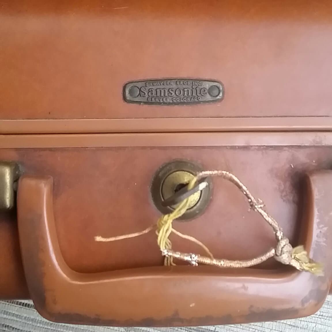 Samsonite style 4615 Leather Look 1940s 15 Train Case With Key Vintage Luggage Makeup Case Overnight Case