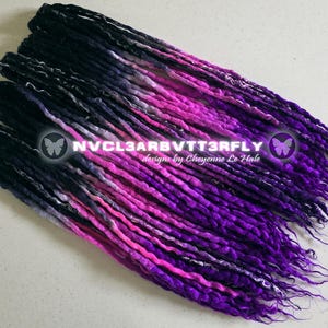 Puede incluir: Conjunto de rastas hechas a mano en tonos negro, morado, rosa y blanco. Las rastas están dispuestas en un patrón en capas, con los colores mezclándose de oscuro a claro. El texto "NVCL3ARB VTT3RFLY designs by Cheyenne Le Hale" es visible.
