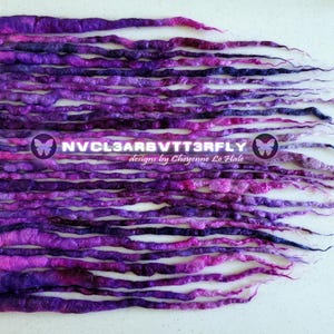 Könnte beinhalten: Eine Sammlung von lila und rosa Dreadlocks. Die Dreadlocks sind horizontal angeordnet und haben ein strukturiertes Aussehen. Das Bild enthält den Text "NVCL3ARBVTT3RFLY designs by Cheyenne Le Hale" mit einem Schmetterlingslogo.