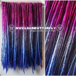 Puede incluir: Un conjunto de rastas largas y coloridas con un degradado de rosa, morado, azul y gris. Las rastas cuelgan de una varilla de madera y tienen un acabado brillante. El texto "NVCL3ARBVTT3RFLY designs by Cheyenne Le Hale" es visible en la imagen.