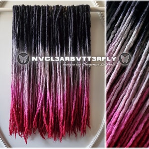 Puede incluir: Dreadlocks sintéticas ombre en negro, gris y rosa con un logotipo de mariposa y el texto "NVCL3ARBVTTR3FLY designs by Cheyenne Le Hale".