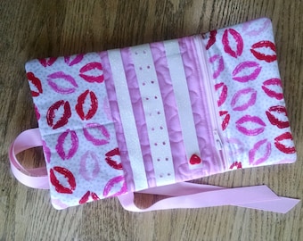 Lipstick Kisses Travel Jewelry Roll, Zippered Pocket