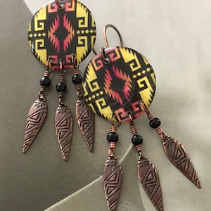 Ein Hauch von Southwestern in Gelb, Rot, Schwarz & Kupfer: Medallion Chandelier Ohrringe