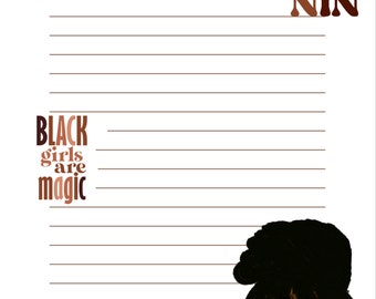 Könnte beinhalten: Eine bedruckbare, linierte Journal-Seite mit dem Text "Black girls are magic" und "Melanin" in braunen und schwarzen Buchstaben. Die Seite zeigt eine digitale Illustration einer schwarzen Frau mit langen Zöpfen in einem Dutt.