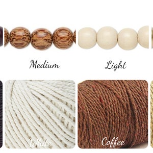 Puede incluir: Una variedad de cuentas y cordones en varios colores. Las cuentas incluyen marr&oacute;n oscuro, marr&oacute;n medio, beige claro y dorado. Los cordones son negros, blancos, marr&oacute;n caf&eacute; y caqui. Etiquetas de texto identifican cada color.
